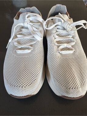 Saola Knit Slip-On Sneaker in white 7.5 - great condition
